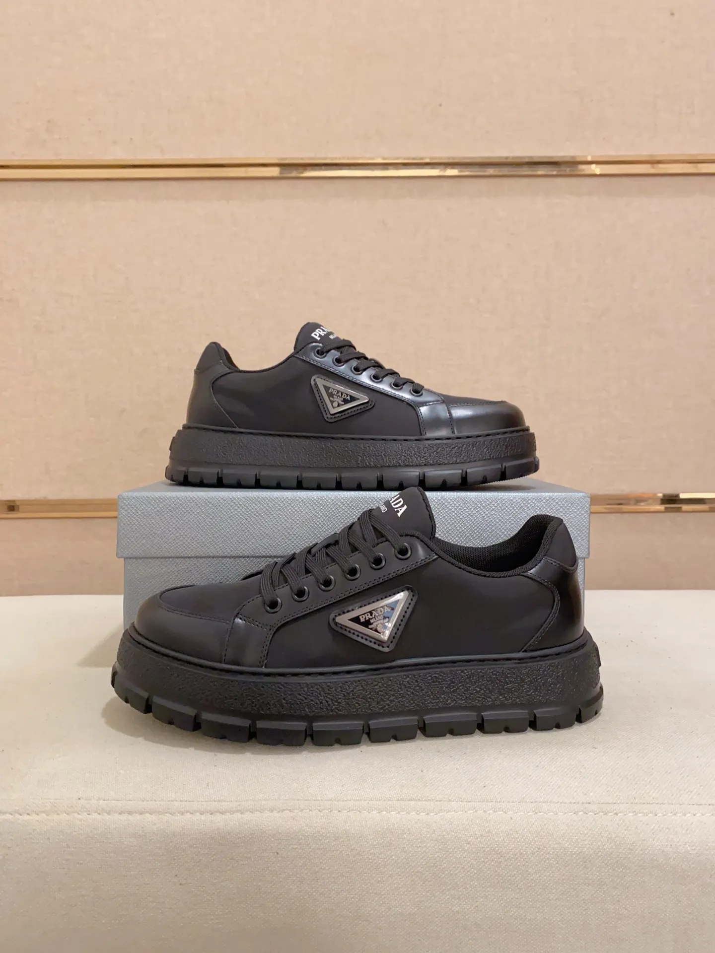 Men's shoes 💰 580💰 ✔️✔️✔️Higher version High-quality new PRADA (Prada) counters are launched simultaneously. The new men's shoes and 😘 fabrics are made of high-tech glue-spraying technology. Lining: Full cowhide lining. 👍🏿 High-end ☄️ Air-cushion molded anti-slip foam outsole, exquisite lines, simple and elegant, comfortable and high-end for leisure travel. Code number: 38 to 44 (45 can be customized and cannot be returned or exchanged)